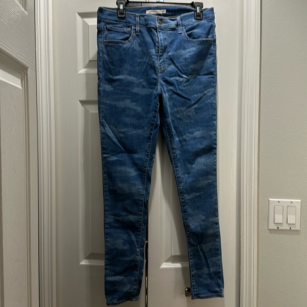 Women’s size 31 Levi’s high-rise super skinny jeans